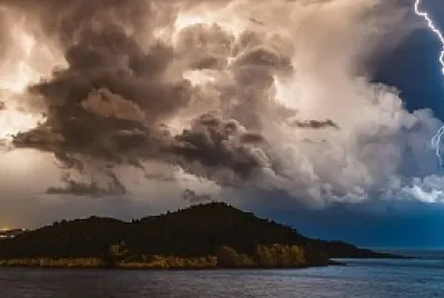(sismos, tsunamis, inundaciones, incendios, violen