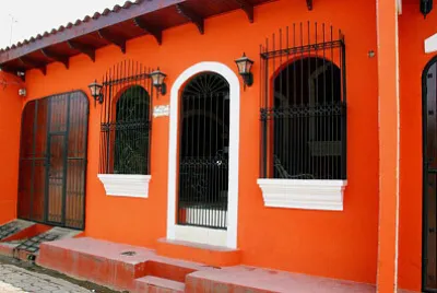 400.- CASA COLORETEADA