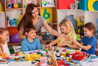 Niños pintando jigsaw puzzle