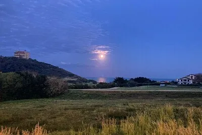 La Lune se reflète sur l 'océan-Biarritz
