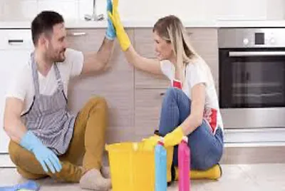 EQUIDAD DE GENERO HOMBRES Y MUJERES LIMPIANDO LA C