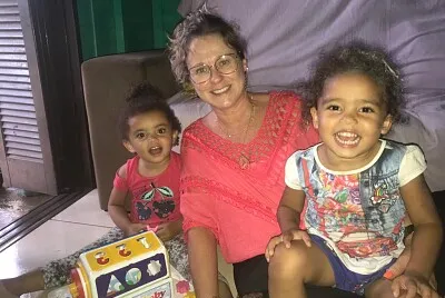 Meninas e a Dinda