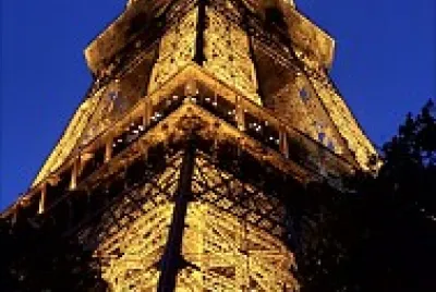 Torre Eiffel iluminada, París, Francia, 2023