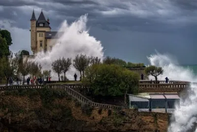 Grosse vague sur la Villa Belsa