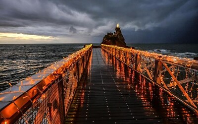 Biarritz le Rocher de la Vierge illuminé