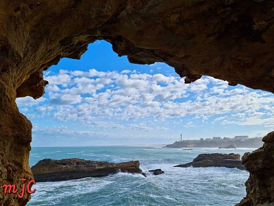 Vue sur le phare de Biarritz depuis la roche percé