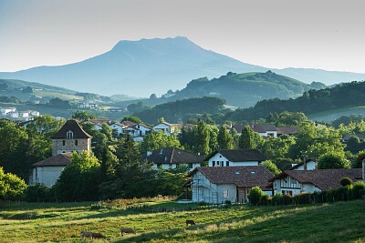 La Rhune au loin