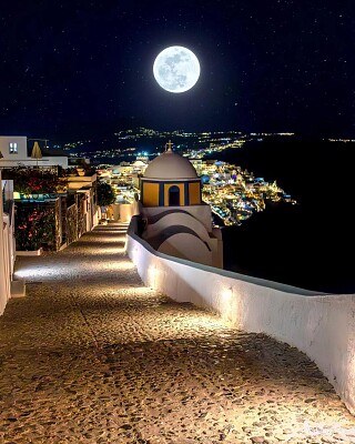Luna llena en Santorini