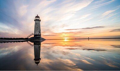 Faro al atardecer