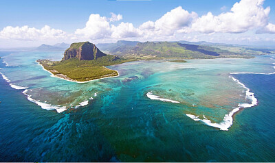 Isla con arrecifes
