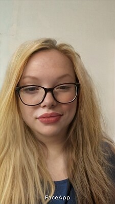 Rubia con lentes