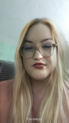 rubia con lente 3