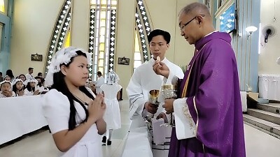 Ito ay ginaganap sa simbahan.