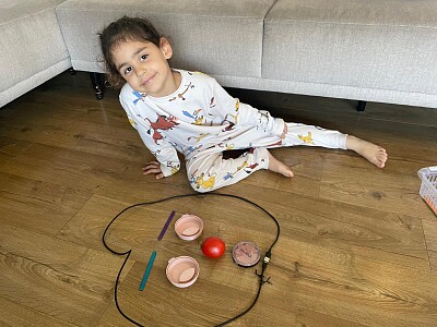 אריאל יוצרת פרצוף