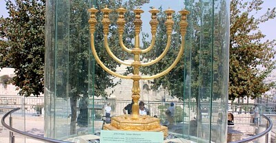 תחנה ראשונה משחק ממנורה למנורה