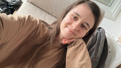 בחורה בחולצה חומה