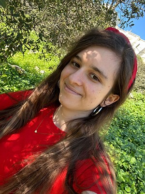 בחורה בחולצה אדומה