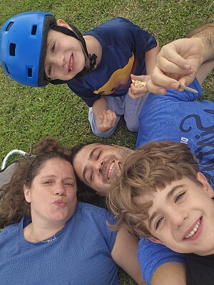 המשפחה של אלמוג