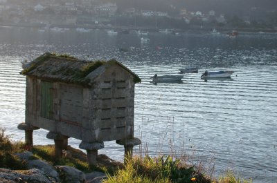 Horreo no outeiro. Ria de Aldan. Cangas. Galiza