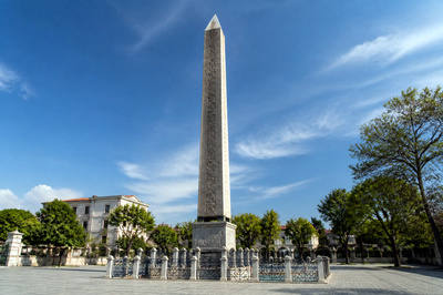Obelisk Plaza(grok)