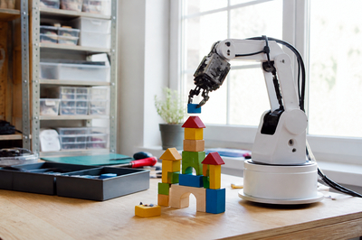 Robot Arm Desk(grok)
