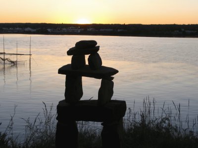 פאזל של Inukshuk on the riverbank