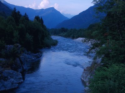 scorcio di fiume al crepuscolo