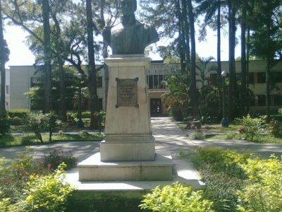 פאזל של Busto de BolÃ­var en LB SimÃ³n BolÃ­var, San CristÃ³ba