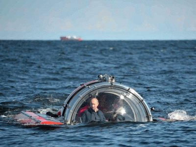 EL PRESIDENTE VLADIMIR PUTIN EN UN SUMERGIBLE