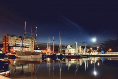 פאזל של Gloucester docks at night