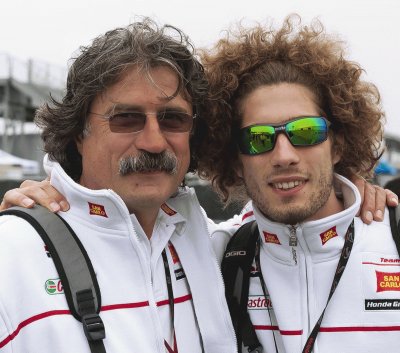 Foto de Marco Simoncelli con su padre Paolo