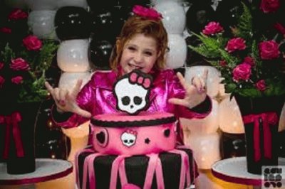 Giulia Garcia na festa dela da Monster High