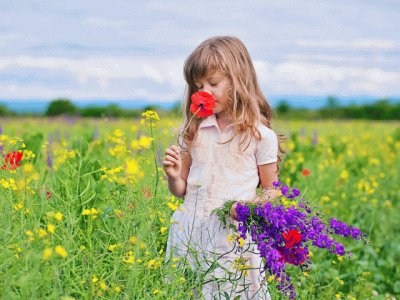 chica con flores