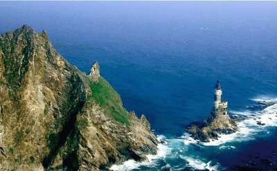 פאזל של Faro en las rocas de Aniva. Sakhalinskaya, Rusia.