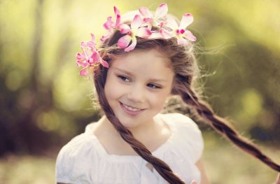 chica con corona de flores