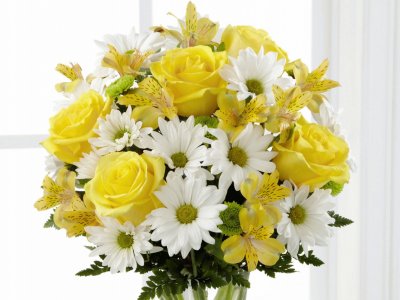 ramo de flores amarillas y blancas