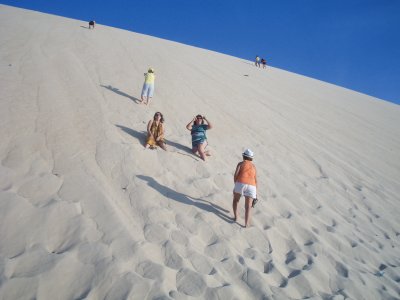 Morettinha subindo dunas Fortaleza