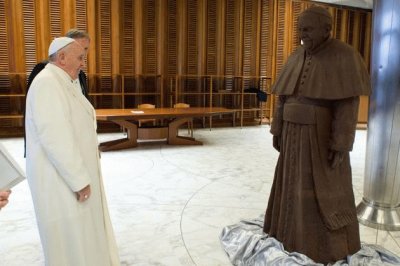 פאזל של Papa Francisco-Estatua de chocolate