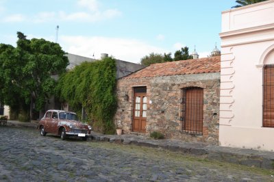 Calle de Colonia con auto antiguo