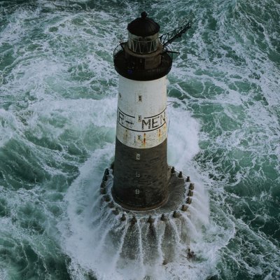 Faro de Ar-Men cerca de la isla de Sein.