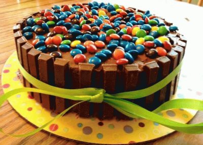 Una tarta con muchas golosinas jigsaw puzzle