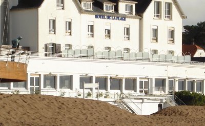 Statue de M. Hulot et l  'HÃ´tel de la Plage (Loire Atlantique)