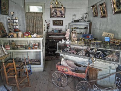 פאזל של victorian toy shop