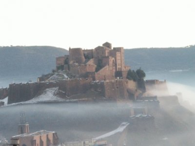 CASTILLO RODEADO POR LA NIEBLA