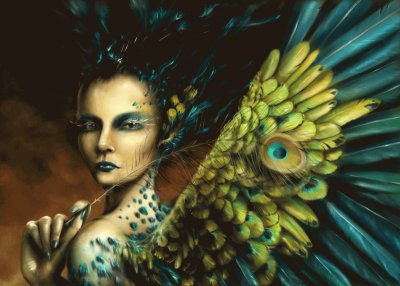 Mujer con alas de pavo real