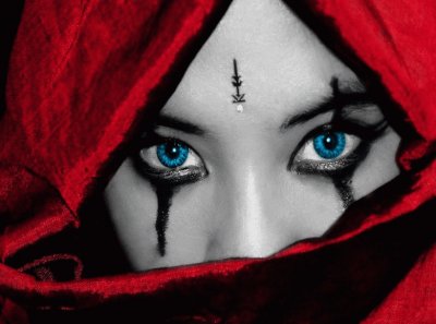 פאזל של Mujer de ojos celestes cubierta con manta roja