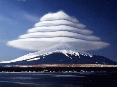 NUBES SOBRE EL FUJI.