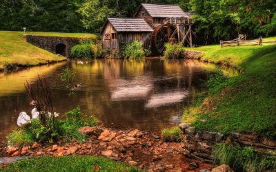 Paisaje con rÃ­o y casa rÃºstica