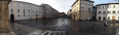 Piazza Arringo dopo una giornata di pioggia