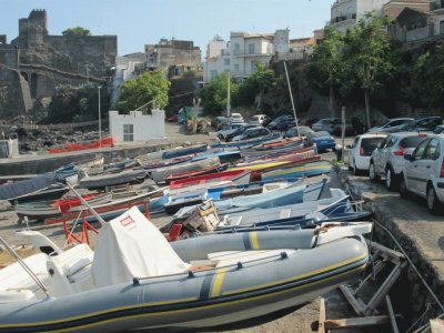 PequeÃ±as embarcaciones en el atracadero